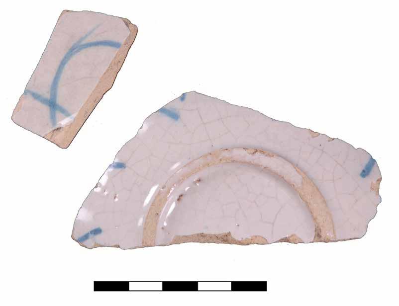 94 Voor- en achterzijde van een randfragment van een crespina uit Montelupo.
