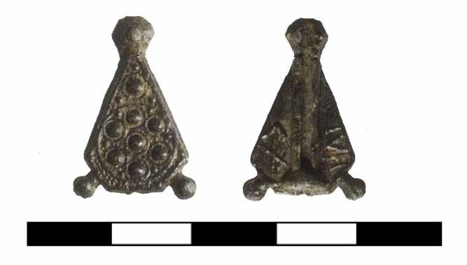 Een vergelijkbaar exemplaar is gevonden in s-gravenhage en wordt gedateerd in de periode 1350-1400. 39 Het stuk lijkt dus een stuk ouder te zijn dan de overige vondsten uit de afvallaag.