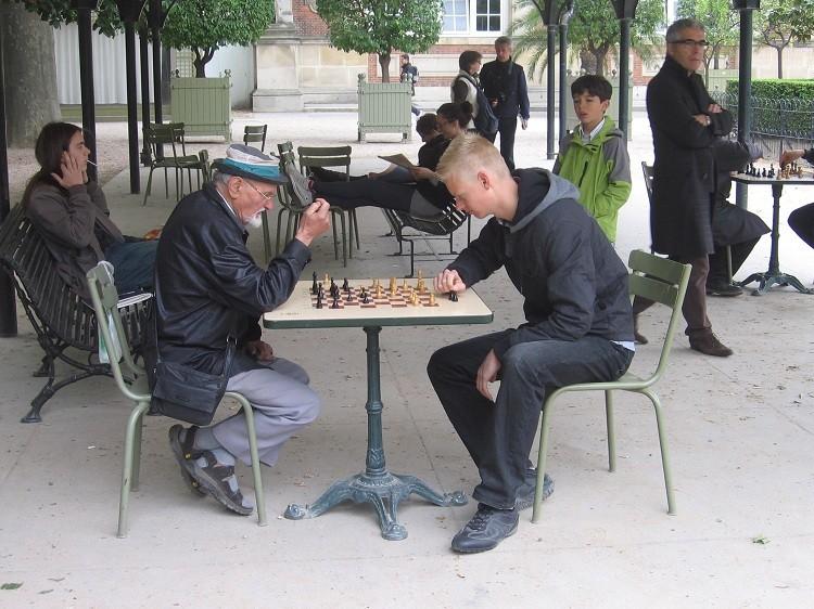 In gesprek met Martijn Bakker Martijn Bakker in actie met de witte stukken. Hoe lang schaak je al? Ik schaak vanaf groep 6 op een schaakvereniging. Hoe heb je leren schaken?