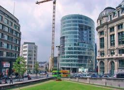 De vastes atria sur plusieurs niveaux animent les façades, s ouvrant sur la plupart des plateaux de bureaux.