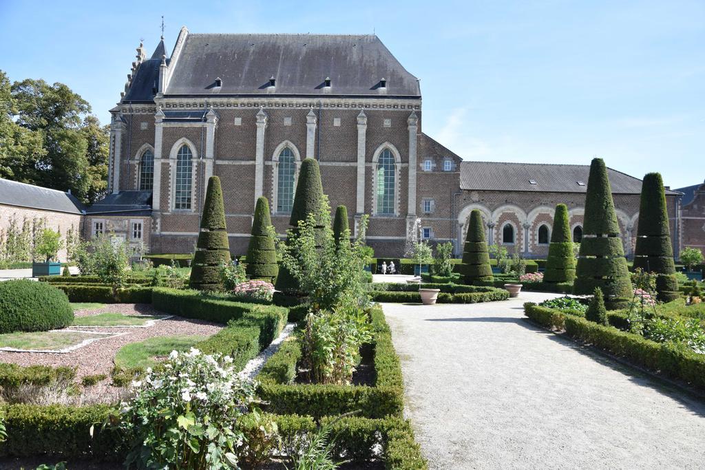 Met Kunst & Cultuur naar Alden Biesen Verslag van 11 september Benieuwd naar wat het uitstapje brengen zou, stapten wij op de bus. Na een uurtje stopten we in Bil zen voor koffie met vlaai.