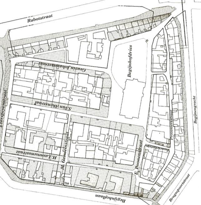 Door verbreding van de straatjes waren bijna alle huisjes hun tuintje kwijt.