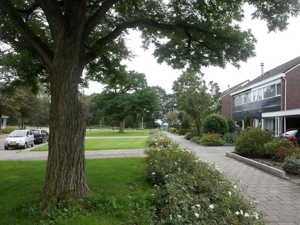 INLEIDING Gelegen op een unieke locatie nabij de vele voorzieningen die de plaats Bergentheim heeft te bieden met een mooie groenstrook aan de voorzijde staat deze