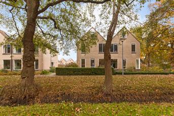 Informatie over Tussenziel 14 9753 EL Haren De royale tuin ligt voor, naast en achter de woning. De achtertuin biedt ruimte tot het creëren van een parkeerplaats of een carport.