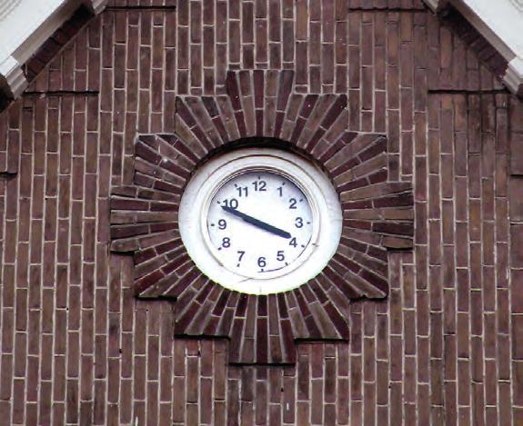 58 seconden Zo n zelfde snoertje met stekker zien we achter de klok die aan de buitenzijde van het station Heemstede-Aerdenhout hangt.