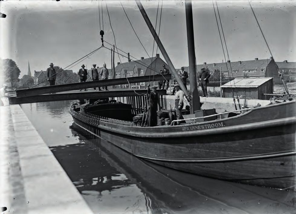 heemstede in beeld: collectie glasnegatieven 1928-1934 Zandvaartkade, 1929. De heren links staan misschien wel op een deel van het brugdek bestemd voor de Zandvaartbrug.