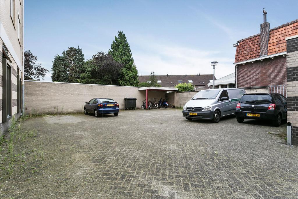 De Bernhardstaete 1 / Boxtel ALGEMEEN BUITEN Bij het appartement hoort een aandeel in het naastgelegen terrein, hetgeen de mogelijkheid geeft om een auto te parkeren en tevens is er een gezamenlijke