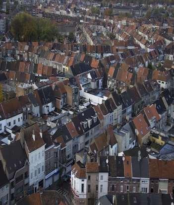 De stad en wijk als motor voor sociale mobiliteit Prof. Dr. Stijn Oosterlynck Stijn.