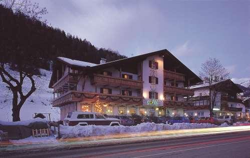 ITALIË- DOLOMIETEN POZZA DI FASSA: Hotel Soreje 3* Nieuw Ligging Hotel Soreje is gelegen op 200 meter van het skigebied Catinaccio (Rosengarten) en op 500 meter van het skigebied Buffaure.