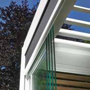 Naast de mooie integratie van de verticale windvaste zonwering Fixscreen, kan men ook opteren om glazen schuifwanden te integreren.