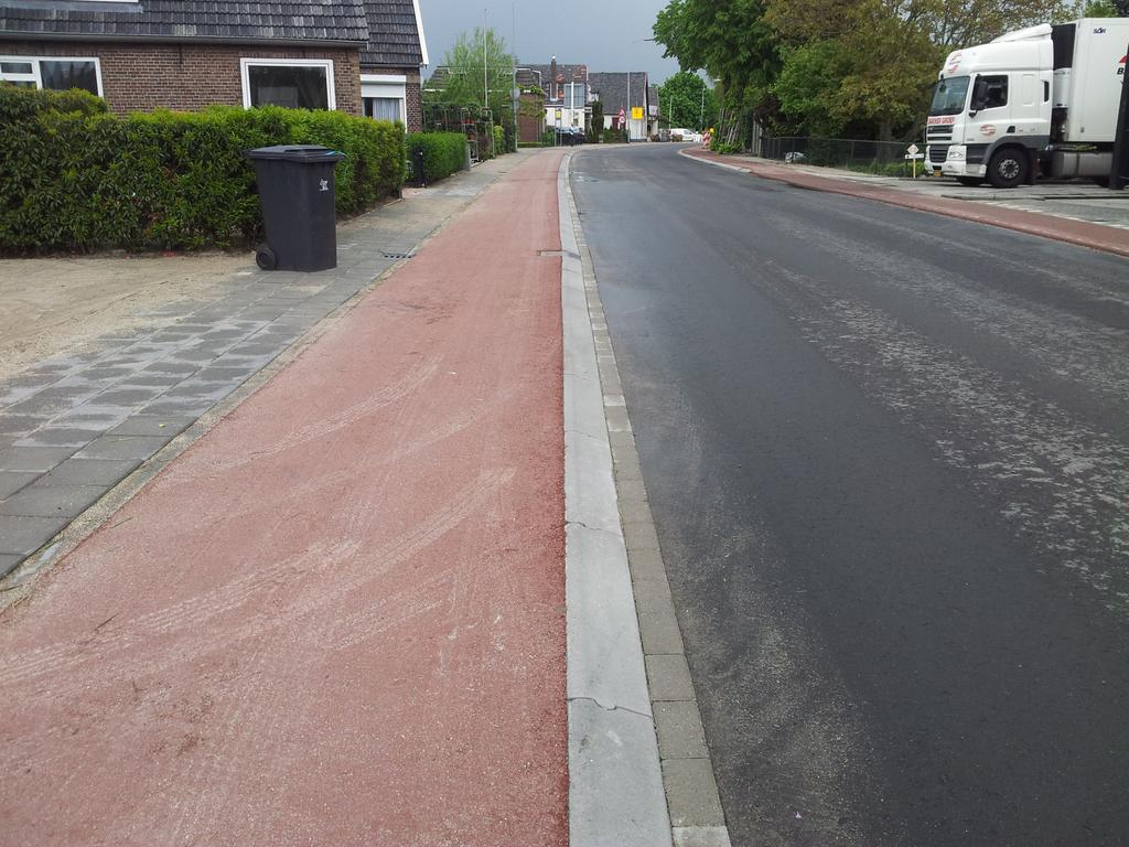 weg bevinden, met gevolgen voor de leefbaarheid en risico s met betrekking tot de oversteekplaatsen; - De automobilist moet vanaf de ventweg fietsers