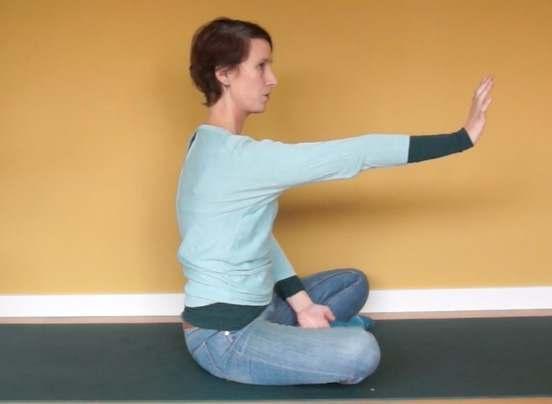 Oefening 3 Kom voor een muur staan, plaats je hand (of handen) tegen de muur, druk je arm(en) naar voren zodat je