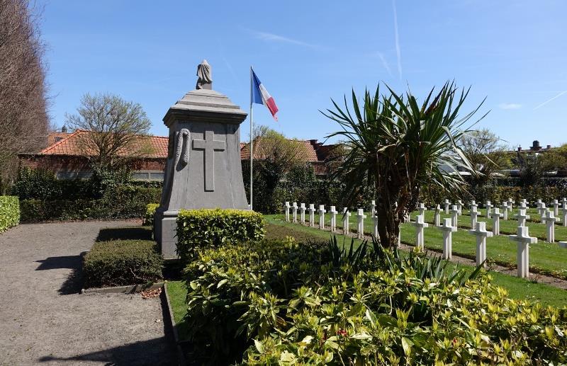 14 Het monument voor het Franse grafperk op