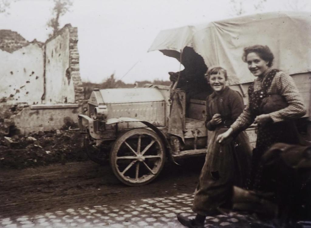 6 Bije Belgische vrouwen op 15 oktober 1918 na de bevrijding van Kortemark. Tastbare herinneringen Er zijn geen grootste monumenten zoals triomfbogen opgericht voor het Belgische eindoffensief.