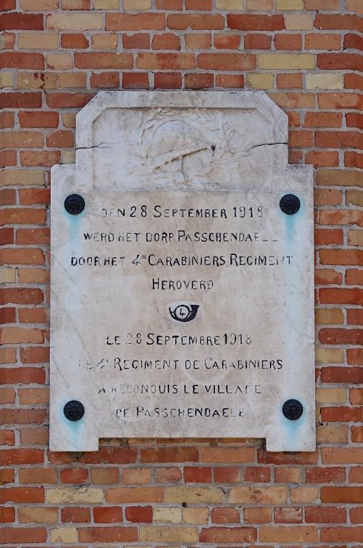 8 Een oude gedenksteen voor het 4 e Karabiniers Regiment (links) en een recentere plaquette voor de grenadiers (rechts) aan de muur van het voormalige stadhuis van Passendale.