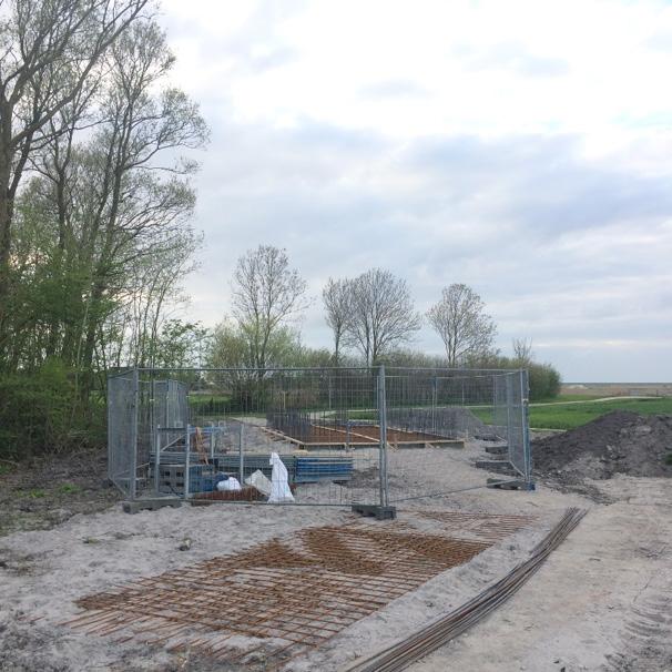 De bestaande wandelroute rond de verschillende terpen is hiervoor gebruikt als kapstok. Centraal in de beleving van het landschap, staat het nieuwe uitkijkpunt.