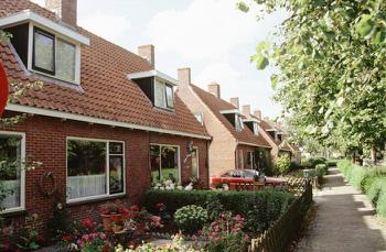 Later woonden hier mensen in eenvoudige woningen aan de dorpsvaart, direct tegenover de haven.