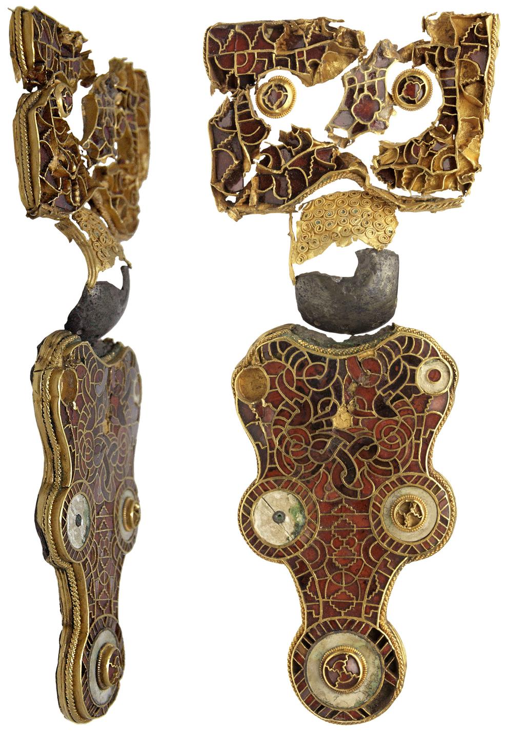 Wijnaldum: koningsterp aan de Ried 5 Fig. 4 De grote fibula van Wijnaldum, nadat alle fragmenten die sinds de jaren 50 van de vorige eeuw zijn gevonden zijn samengevoegd. De mantelspeld is rond 600 n.