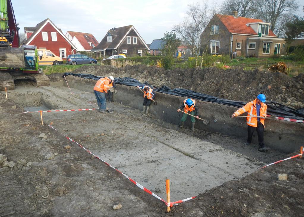 Fig. 12 Het archeologisch onderzoek in 2016 op de verhoogde akker, met Wijnaldum op de achtergrond. Fig.