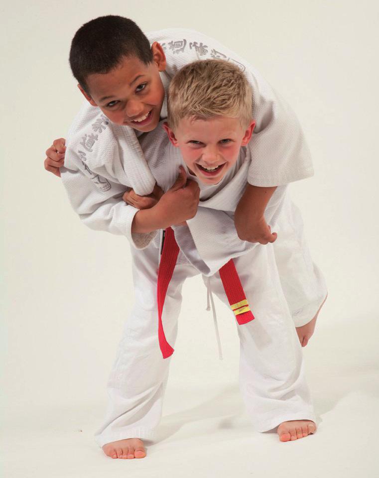 SPORTLESSEN VOOR KINDEREN UIT HET LAGER EN MIDDELBAAR ONDERWIJS JUDO Een ervaren judoka leert je tijdens deze oosterse lessenreeks op een veilige manier allerlei val-, slagen traptechnieken aan.