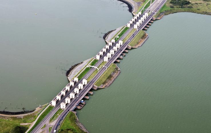 3.6 Spuicomplexen De spuicomplexen liggen bij Den Oever en Kornwerderzand en hebben twee functies: water afvoeren en water keren. De spuisluizen voeren overtollig water af van het IJsselmeer.