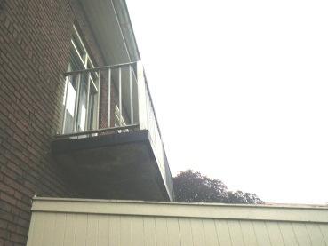 Het hekwerk vertoont roestvorming. Er is een stelpost opgenomen om het balkon te renoveren. Balkon, voorzijde - De balkonplaat is afgewerkt met bitumineuze dakbedekking. De dakbedekking is verouderd.