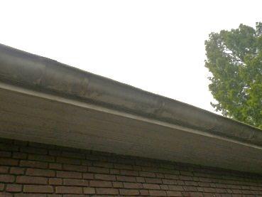 # - - Mastiek en bitumineuze dakbedekking. De dakbedekking is verouderd en plaatselijk al eens hersteld. Er moet met vervanging van de dakbedekking rekening worden gehouden.