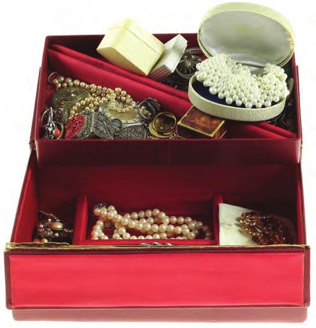 Gouden sieraden en voorwerpen 131 128 128 Interessant oud doosje bijouterieën met div. zaken wo.