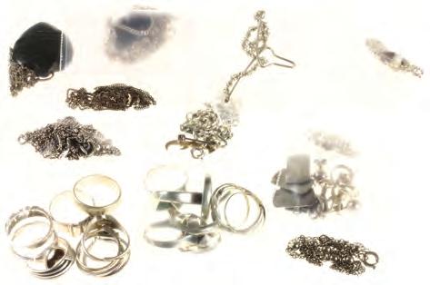 50 168 Lot met 1e, 2e en 3e gehalte zilveren sieraden, div. ringetjes, broches, zoetwaterparels, etc.