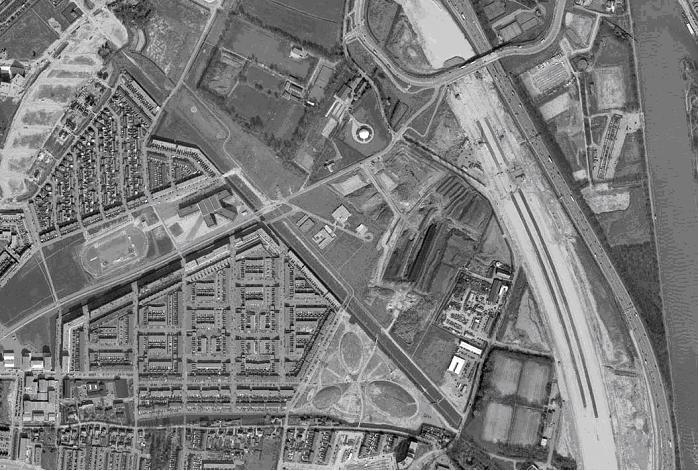 Afbeelding 2: Luchtfoto plangebied huidige situatie 3.4 Leidsche Rijn Centrum Hoge Weide ligt ten zuiden van Leidsche Rijn Centrum.