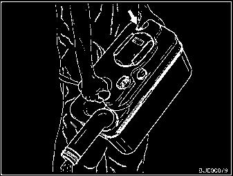 De sleutel eruit trekken. Beide druksloten (Afb. 167,2) tegelijkertijd met de duimen indrukken en het luik voor de cassette openen. Bevestigingsbeugel (Afb. 168,1) naar boven trekken en cassette (Afb.