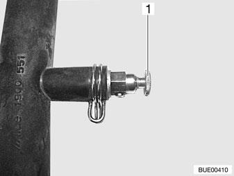 Warmwaterverwarming uitschakelen en laten afkoelen. Afscherming afschroeven resp. aftrekken. De draaisluiting (Afb. 175,1) van de buffertank opendraaien.