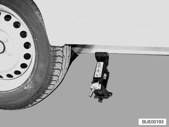 192 Wagenkrik, in de handel verkrijgbaar Afb. 193 AL-KO wagenkrik Wiel vervangen: Remwiggen of andere geschikte voorwerpen onder de tegenover gelegen wielen leggen om het voertuig te beveiligen (Afb.