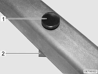 De tafel uit de houder nemen. De tafel in de onderste houder plaatsen. 7.7.2 Zwenktafel De zwenktafel voor het begin van de rit vastzetten. Afb. 59 Vergrendeling zwenktafel met metalen frame Afb.