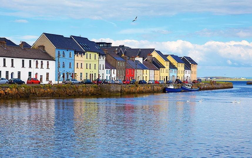 Galway City, gelegen in de Galway baai, is een pittoreske en levendige stad met een mooie avant-garde cultuur.