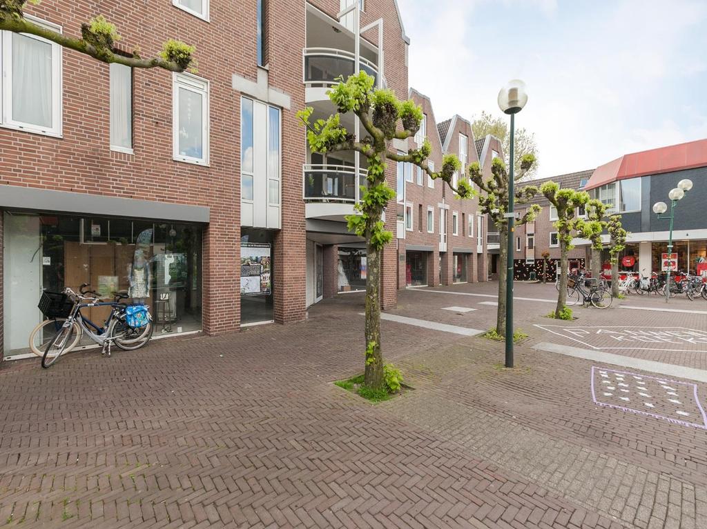 Deventer, Broederenplein 4-6 Online verkoop Object- en locatieomschrijving Het te verkopen object betreft een op de begane grond gelegen winkelruimte van circa 763 m² v.v.o. gelegen aan Broederenplein 4-6 te Deventer.