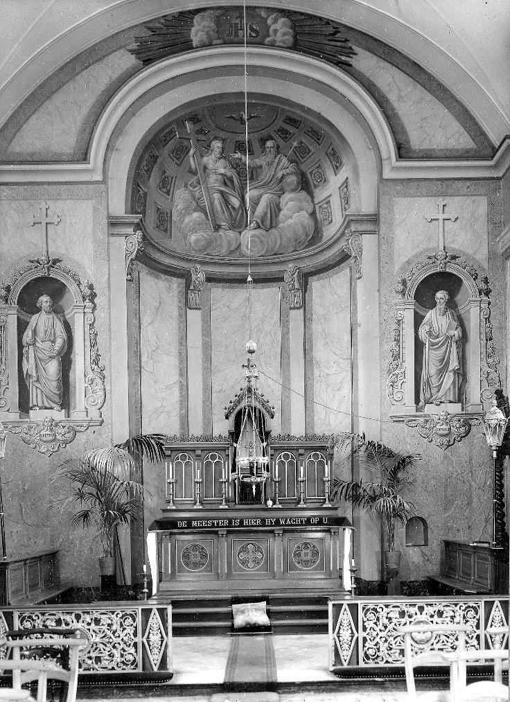 (KIK, b141881) Interieur van de kerk in 1944