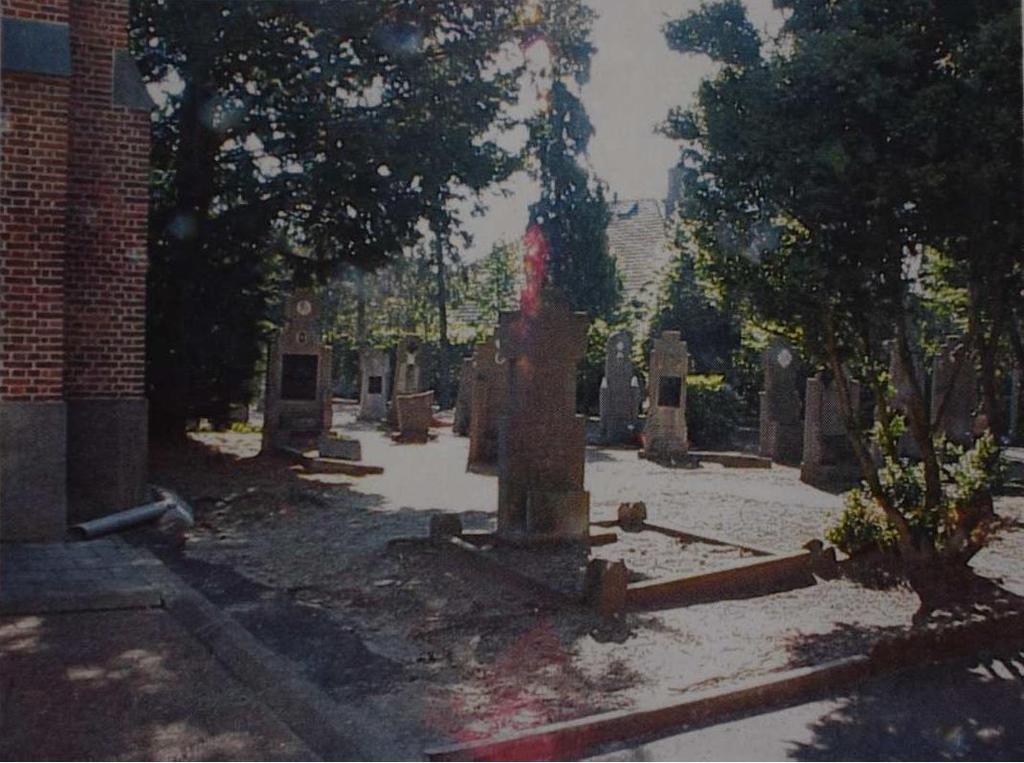 Zicht op het zuidelijk deel van het kerkhof voor de heraanleg in 2002