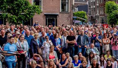 In wisselende samenstelling begeeft het Suikerbeest zich door Nederland. De ene keer zacht en vertederend, dan weer breekbaar en emotioneel, alle slowspeedfolk elementen komen voorbij!