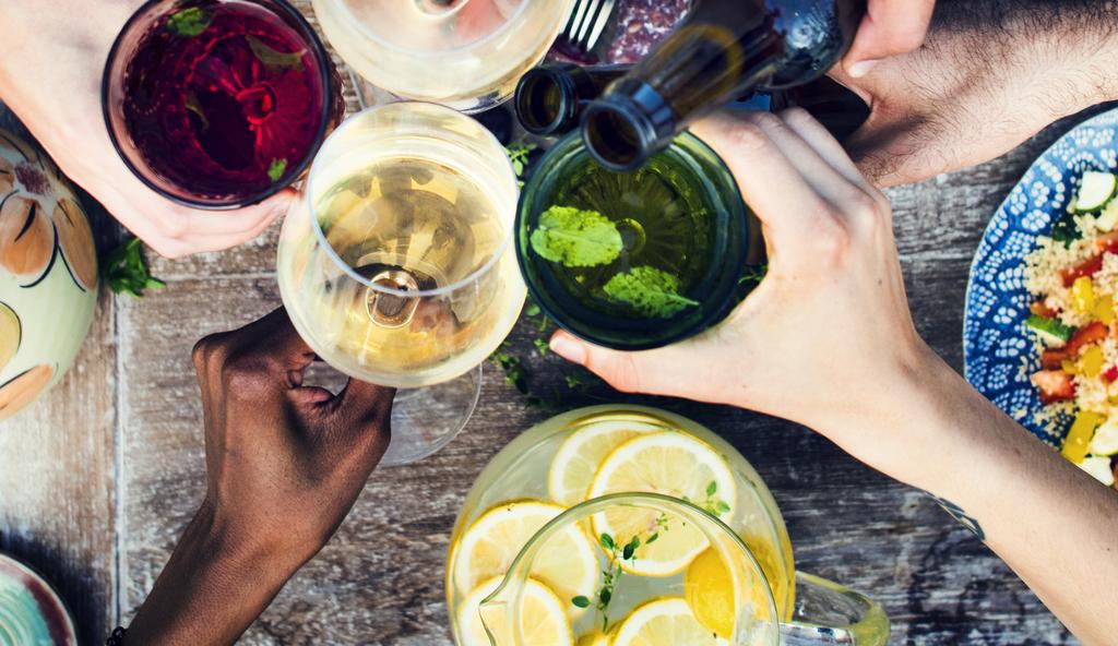 BORRELTIJD Genieten met een drankje en een hapje Een feestelijke borrel ter gelegenheid van een jubileum, verjaardag of zomaar! Wij bieden 3 verschillende arrangementen met voor ieder wat wils.