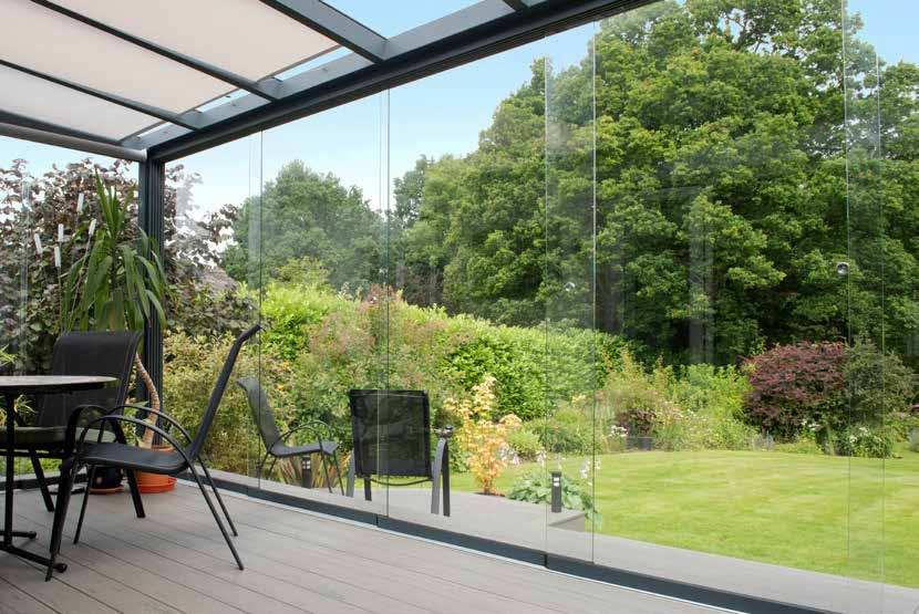 GLASSCHUIFWANDSYSTEEM Met 8 mm glaspanelen Gardendreams heeft een eigen glasschuifwandsysteem ontwikkeld. Dit systeem geeft u een volledig transparante doorkijk naar buiten.