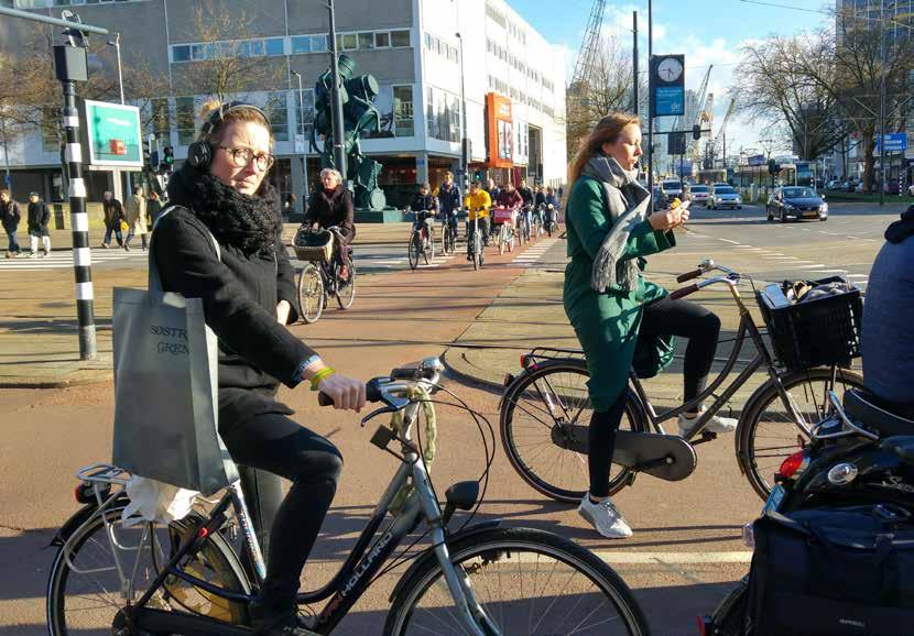 Deelfietsen in Rotterdam We willen niet alles dichttimmeren met vergunningen De centrale vraag in Rotterdam is: zie je de deelfiets als een mobiliteitsoplossing of als een ruimtelijk probleem?