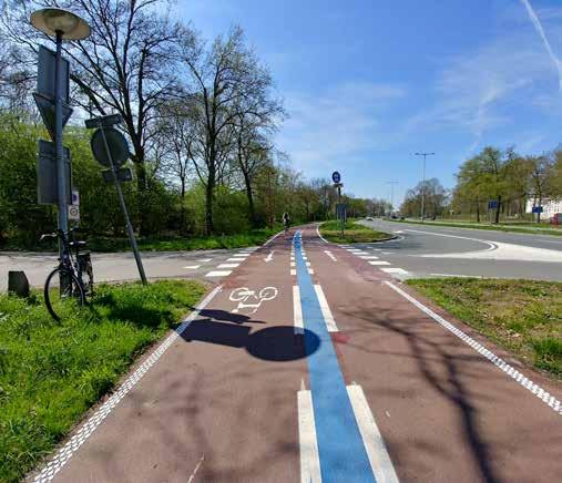 Nieuws Fietsers verdeeld over nieuwe markering snelle fietspad Het experiment met een aangepaste markering voor snelfietsroutes rond Utrecht heeft verdeelde resultaten opgeleverd.