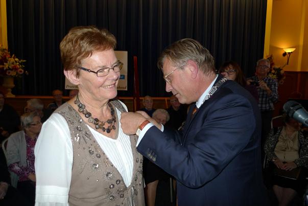 Jubileummiddag PCOB in zalencentrum Irene Als bestuur waren we al vroeg aanwezig en kregen we eerst een prachtige corsage opgespeld.