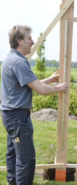 Algemene montagehandleiding Douglas tuinveranda s Zet een streep op de paal, van bovenuit gemeten 232cm.