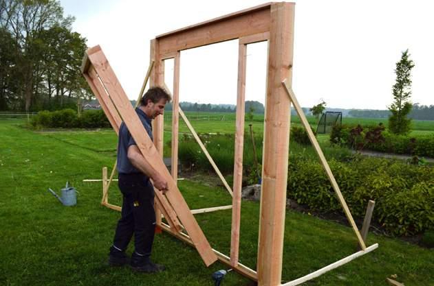 Algemene montagehandleiding Douglas tuinveranda s Schroef de staande regels tussen de boven en onder regel. Gebruik hiervoor schroef B. Hou de maten van de technische tekening aan.