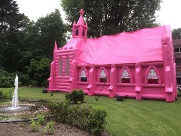 Pink church en bubble Voor de fun trouwen in een heuse roze kerk? Het kan in de grote opblaaskerk die op het kermisterrein komt te staan. Voor de die hards, het trouwen is wel nep.