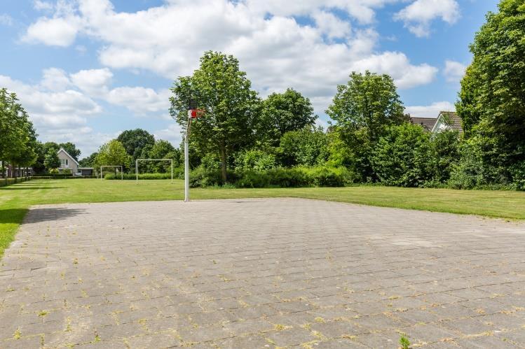 rolluik De grote slaapkamer en de overloop op de eerste verdieping zijn voorzien van een tegelvloer De overige slaapkamers op de eerste verdieping en de gehele tweede verdieping zijn voorzien van een