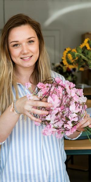 Bloem Medewerker bloemist Niveau 2 Duur: 2 jaar Leerweg: BOL: Ja / BBL: Ja Toelatingseisen: Vmbo-diploma basisberoepsgerichte leerweg of diploma entree-opleiding (mbo-niveau 1) Keuzedelen: