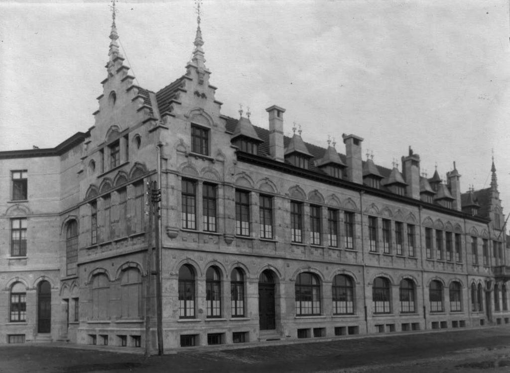 In 1924 konden de leerlingen hun intrek nemen in de nieuw opgetrokken gebouwen aan de Prinses Elisabethlaan te Bredene, het huidig schoolgebouw. IBIS aan wal (1924).